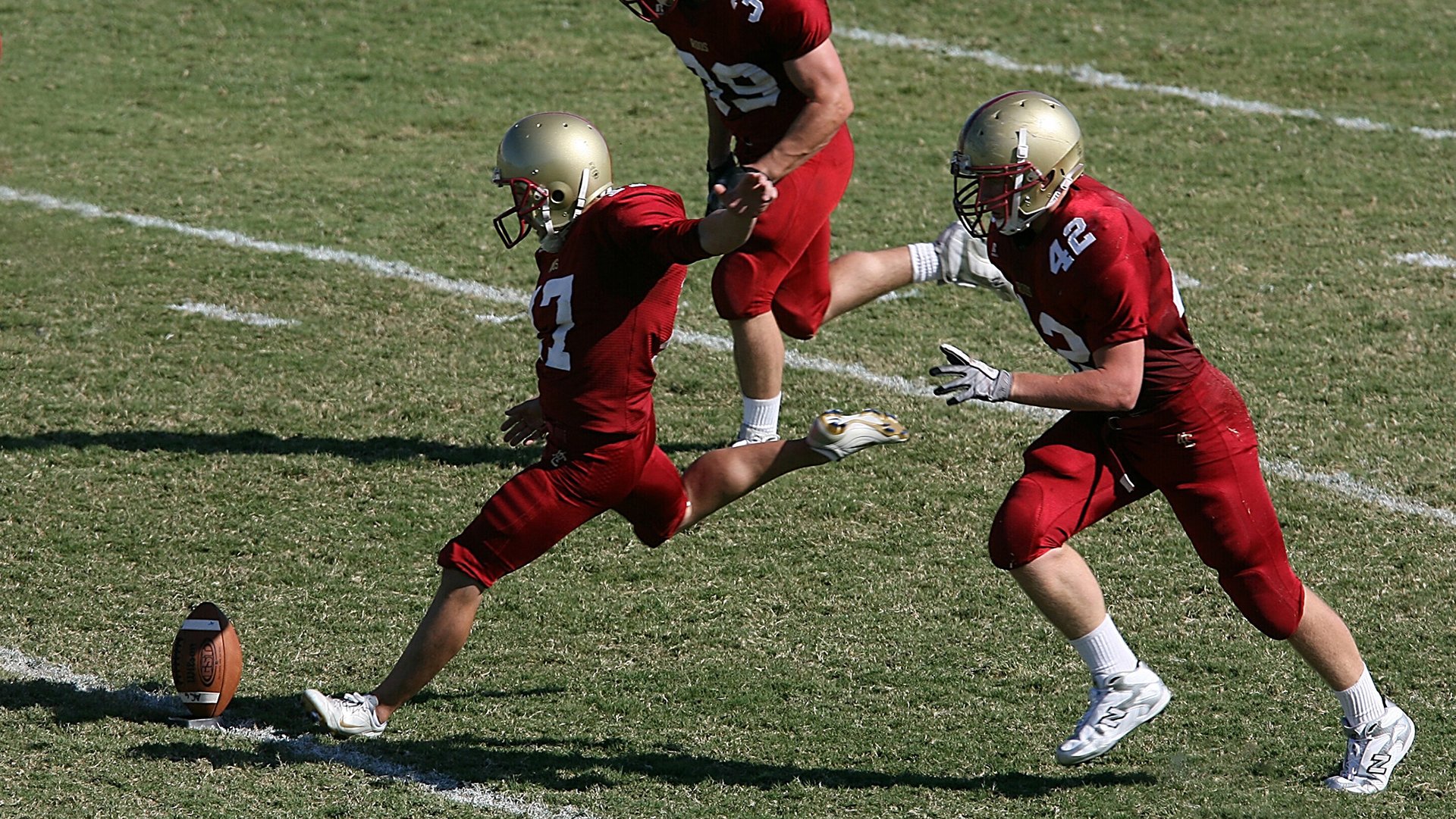 德甲转会同样火热:多支球队大手笔签约中场核心,德甲转会最新动态